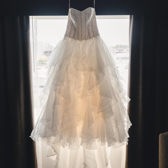 Oleg Cassini size 4. Non- altered. Champagne color. This dress is beautiful - Picture 6 of 6